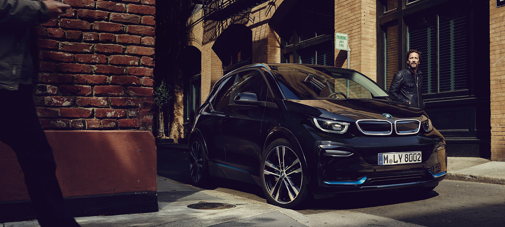 BMW i3. BMW i3, три четвърти изглед отпред на фона на града.