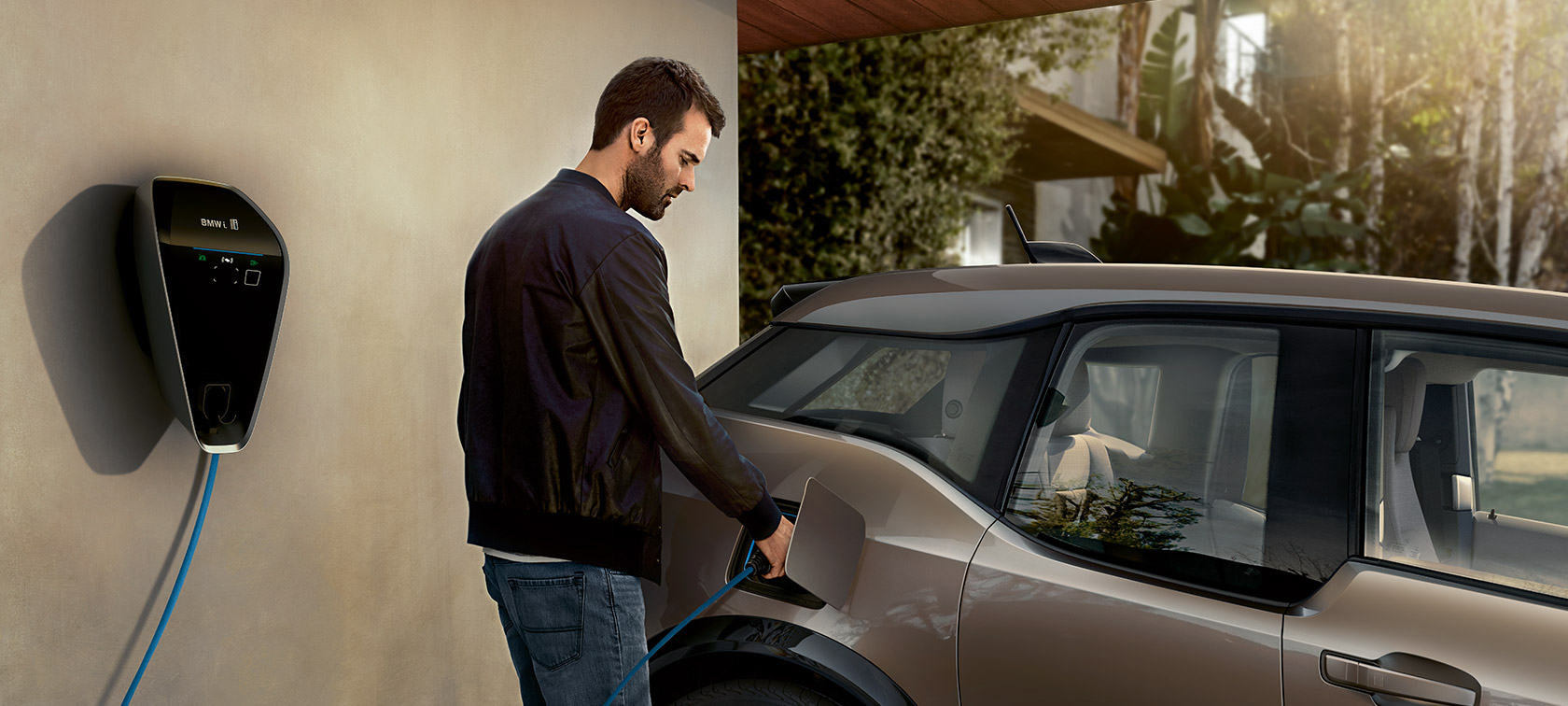 Мъж зарежда BMW i3. Мъж зарежда BMW i3 на BMW i Wallbox.