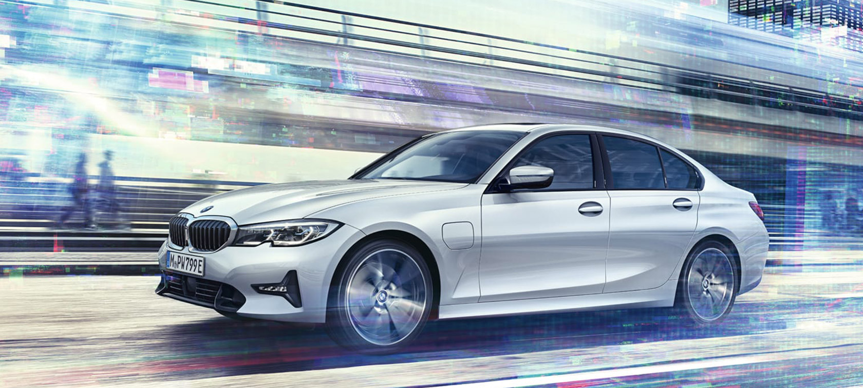 BMW автомобил пред мост BMW иновативни дигитални услуги BMW автомобил пред мост три четвърти изглед отстрани