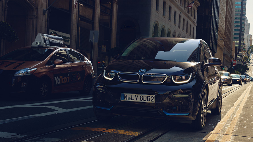 BMW i3 на улицата BMW Eлектромобили BMW i3 на улицата, три четвърти изглед отпред