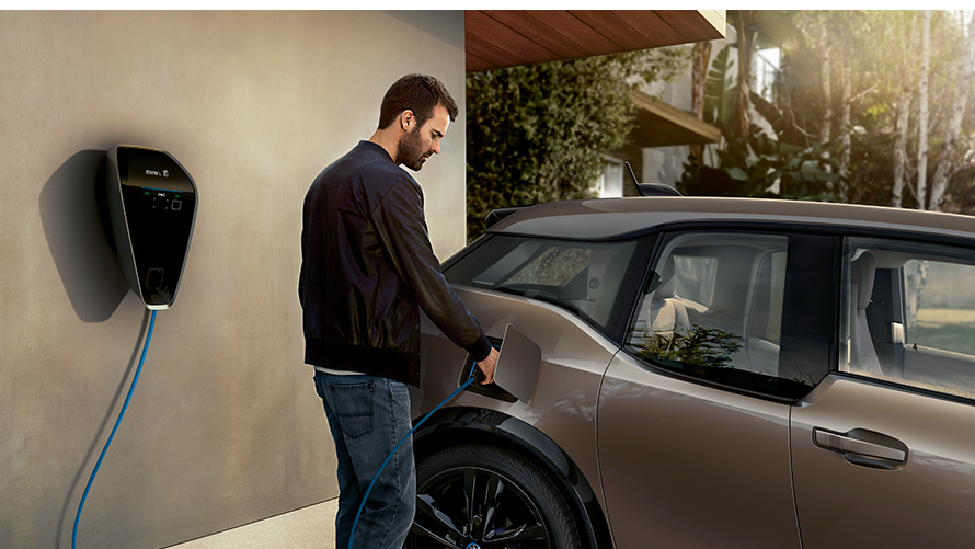 BMW i3s мъж на зарядна станция BMW зареждане BMW i3s мъж на зарядна станция