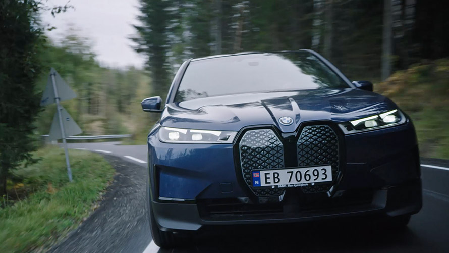Комфортът и радостта от шофирането на BMW електромобил във видео Комфортът и радостта от шофирането на BMW електромобил във видео