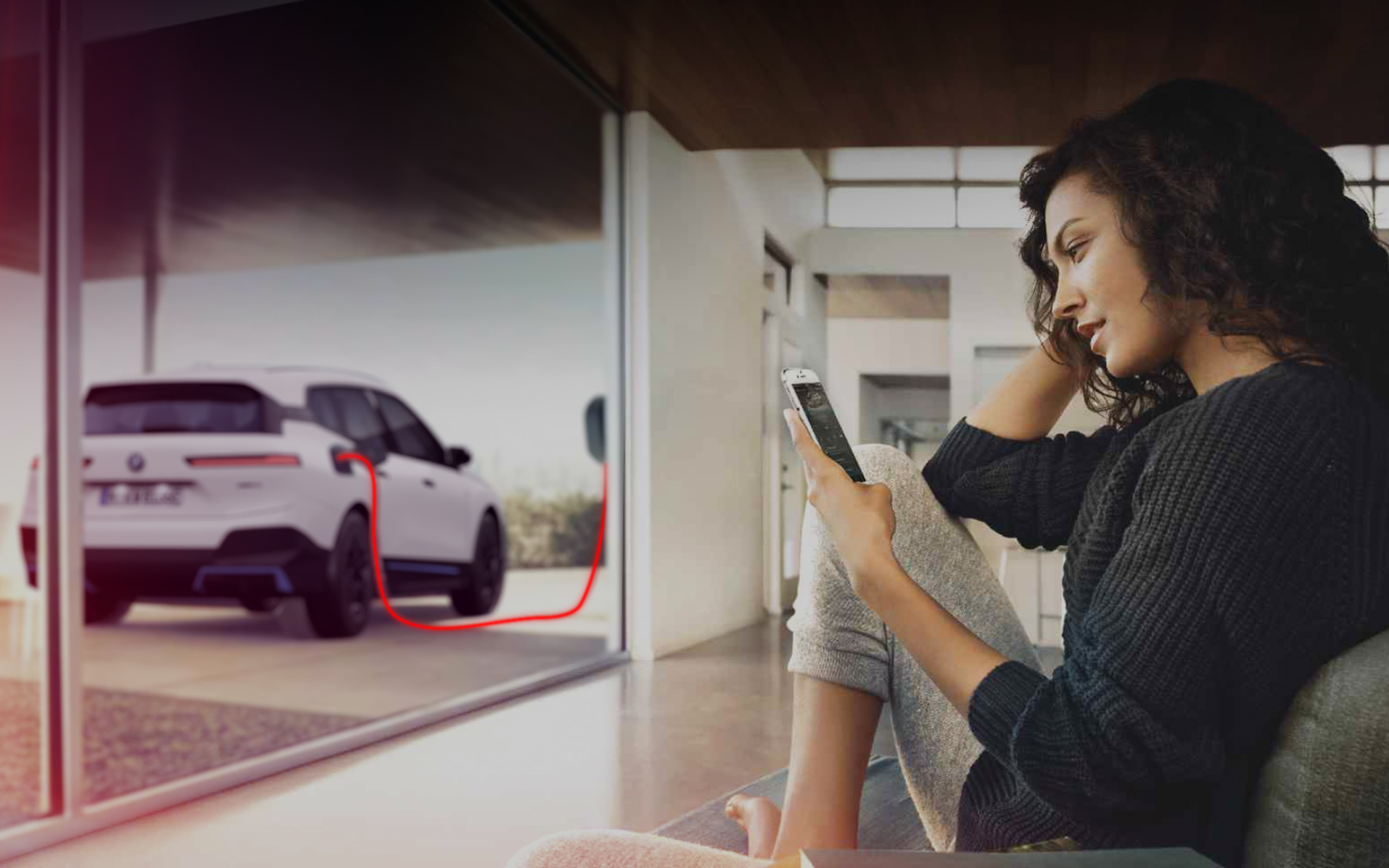 Зареждане у дома BMW iX i20 жена със смартфон