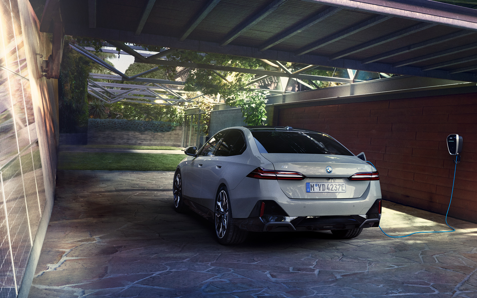 Соларно зареждане BMW i5 eDrive40 G60 3/4 изглед отзад