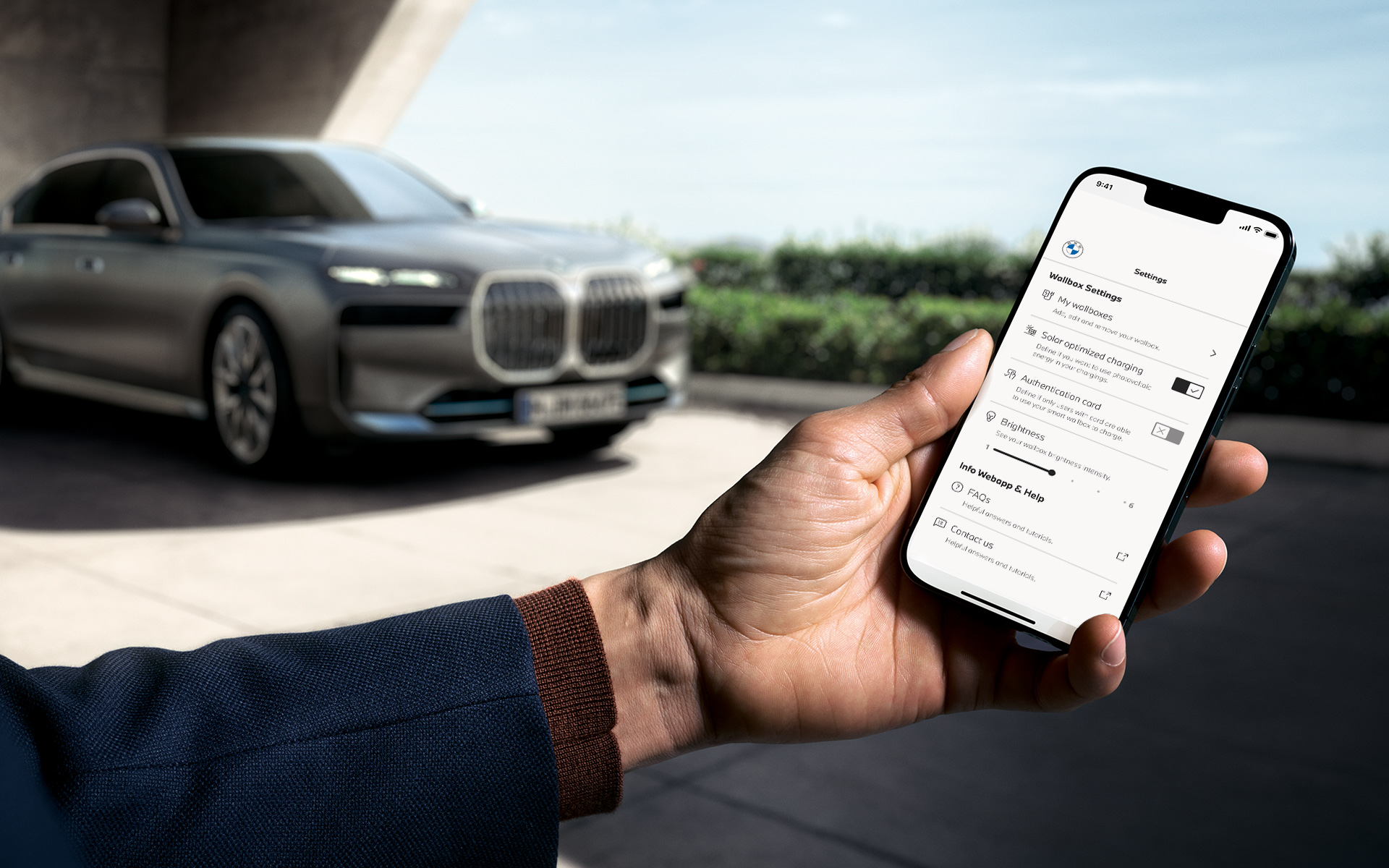 BMW i7 G70 смартфон на преден план с My BMW App