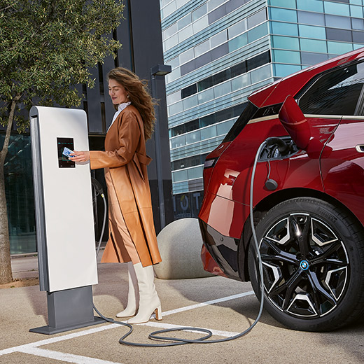 BMW iX i20 BEV зарядна станция BMW iX i20 на зарядна станция жена с BMW Charging Card