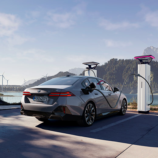 BMW i5 eDrive40 G60 на зарядна станция BMW i5 eDrive40 G60 на зарядна станция на езеро