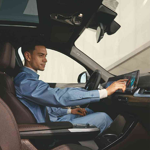 Connected Charging в автомобила Connected Charging в автомобила мъж си служи с BMW Curved Display