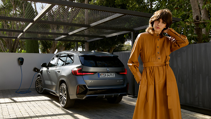 BMW Серия 5 Седан Plug-In хибрид 2020 G30 три четвърти изглед отстрани при зареждане BMW Серия 5 Седан Plug-In хибрид 2020 G30 три четвърти изглед отстрани при зареждане