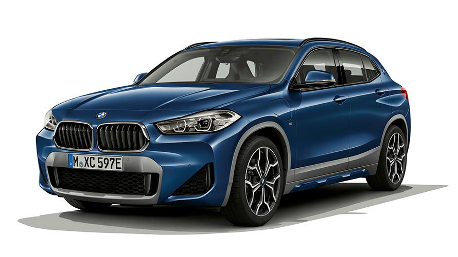 BMW X2 xDrive25e PHEV модел снимка в студио три четвърти изглед отпред BMW X2 xDrive25e PHEV модел снимка в студио три четвърти изглед отпред