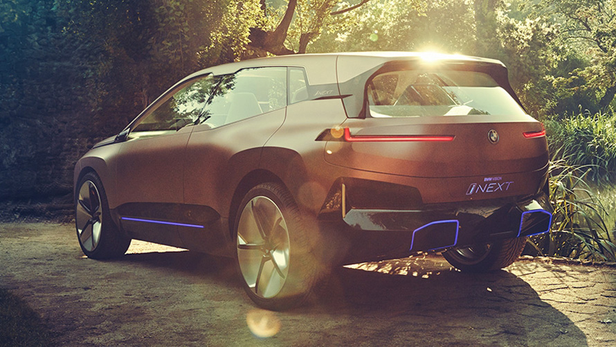 BMW Vision iNEXT на фона на гора BMW Vision iNEXT на фона на гора три четвърти изглед отпред