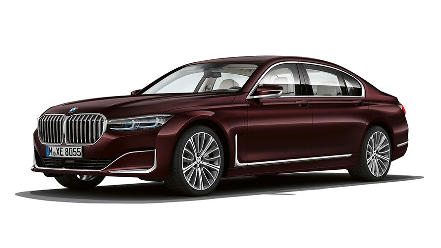 BMW 745e три четвърти изглед отпред BMW 745e снимка в студио три четвърти изглед отпред