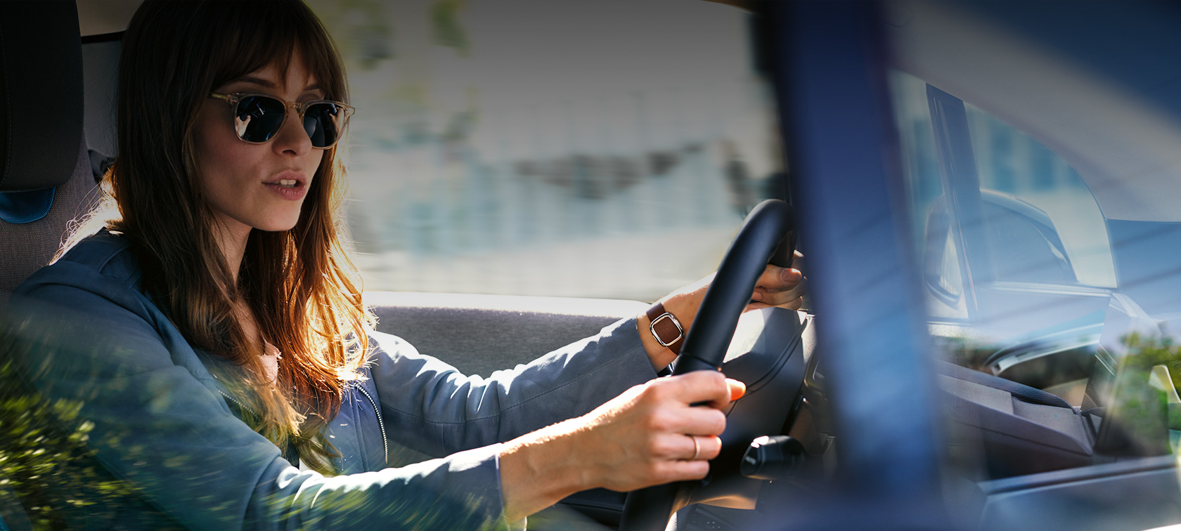Amazon Alexa в автомобила жена зад волана на BMW. Amazon Alexa в автомобила жена зад волана на BMW.