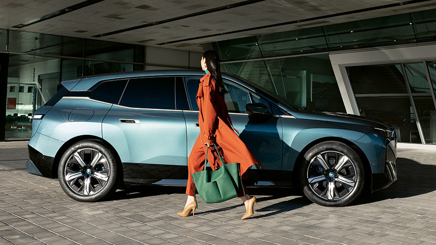 BMW Digital Key Ползи BMW Digital Key Ползи BMW iX i20 изглед отстрани с жена на преден план