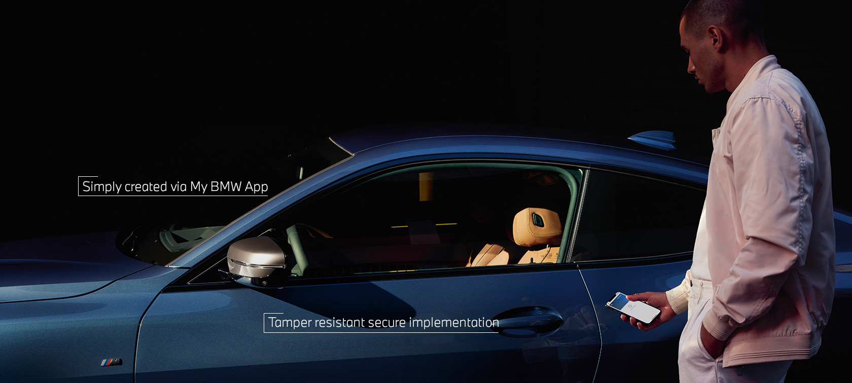 BMW Digital Key My BMW App мъж отключва BMW със своя смартфон BMW Digital Key My BMW App мъж отключва BMW със своя смартфон