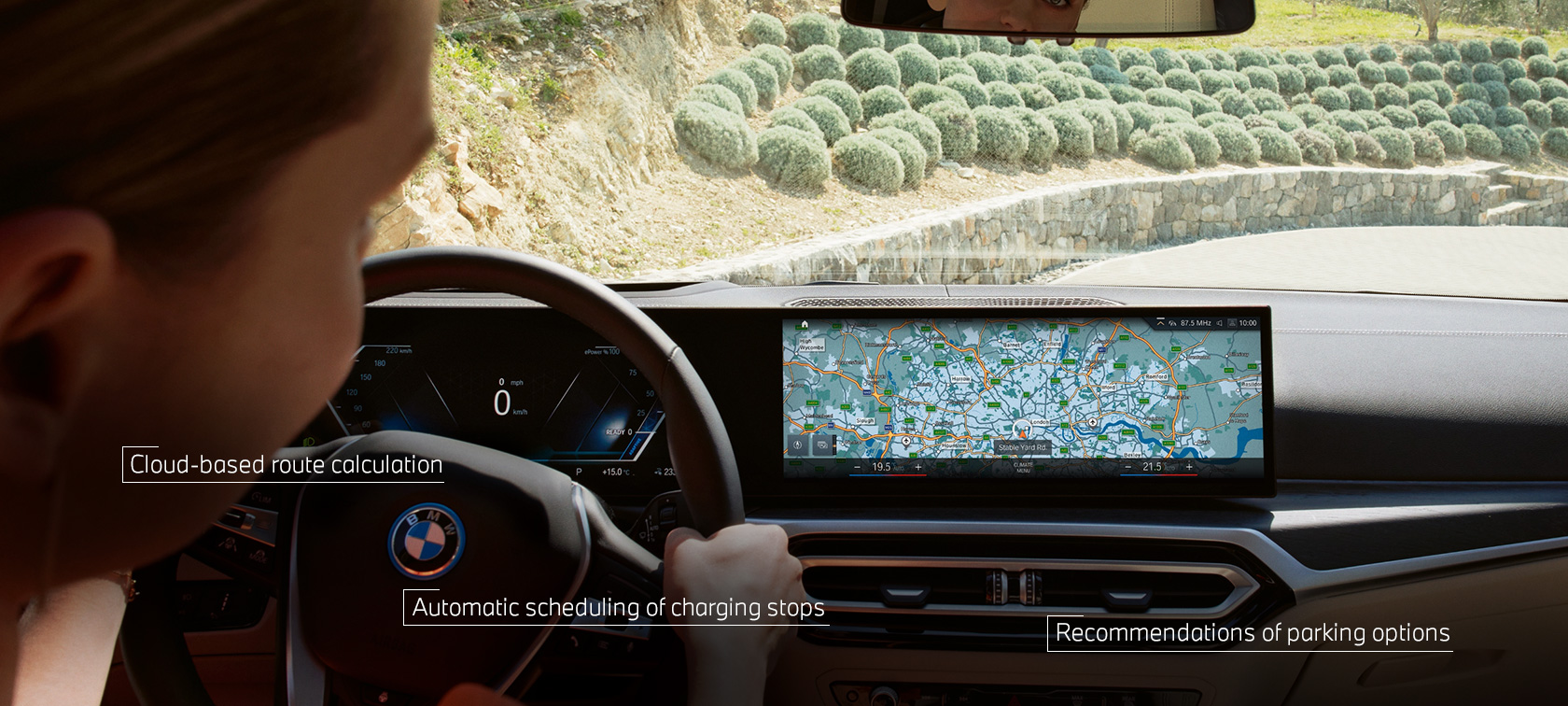 Мъж зад волана на своето BMW следва навигационните указания на BMW Maps на контролния дисплей Мъж зад волана на своето BMW следва навигационните указания на BMW Maps на контролния дисплей