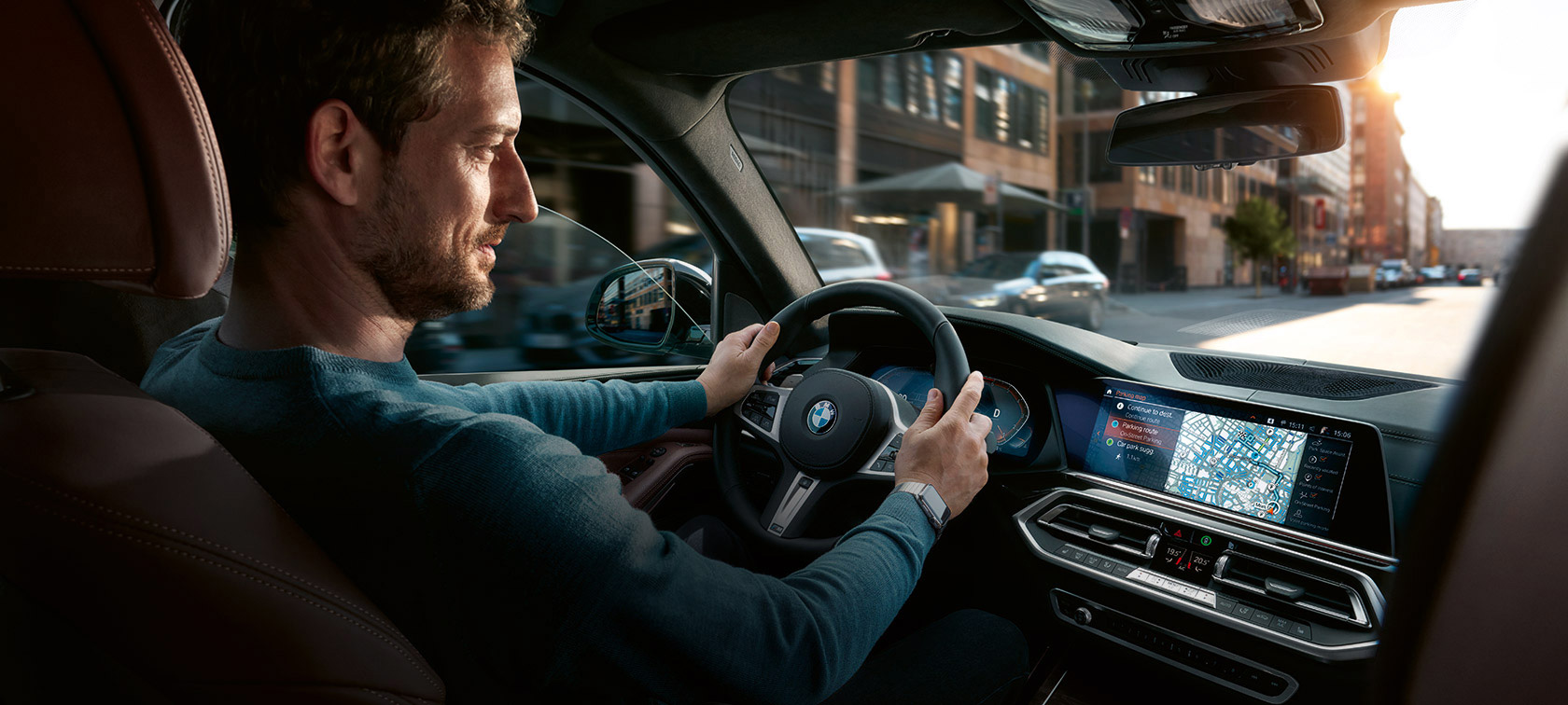 BMW Maps навигация Мъж шофира BMW с навигация BMW Maps на контролния дисплей