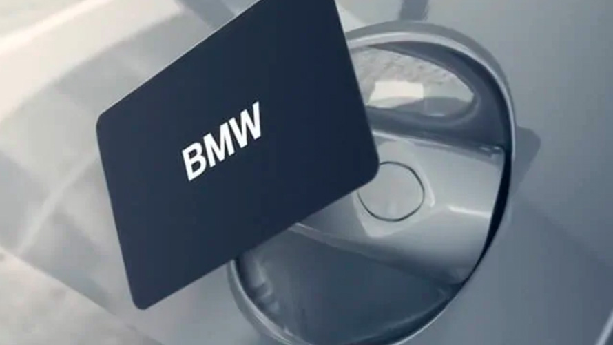 BMW KeyCard Мъж отключва своето BMW с BMW KeyCard като дигитален ключ