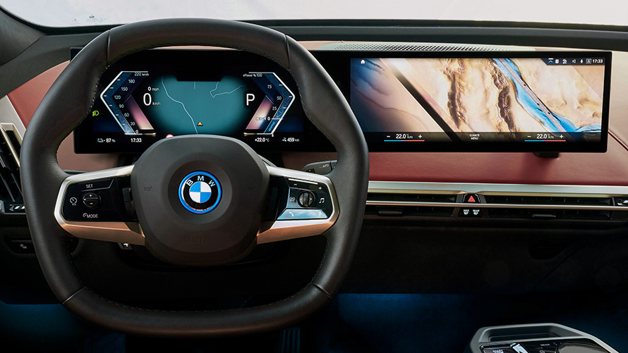 BMW zakrivljeni zaslon sa BMW Maps i BMW Intelligent Personal Assistant iz BMW iDrive BMW zakrivljeni zaslon sa BMW Maps i BMW Intelligent Personal Assistant iz BMW iDrive