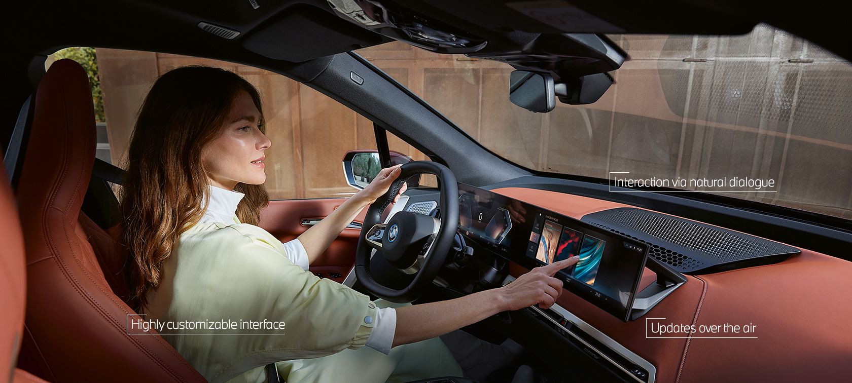 Жена ползва MyModes на BMW iDrive чрез тъч управление Жена ползва MyModes на BMW iDrive чрез тъч управление