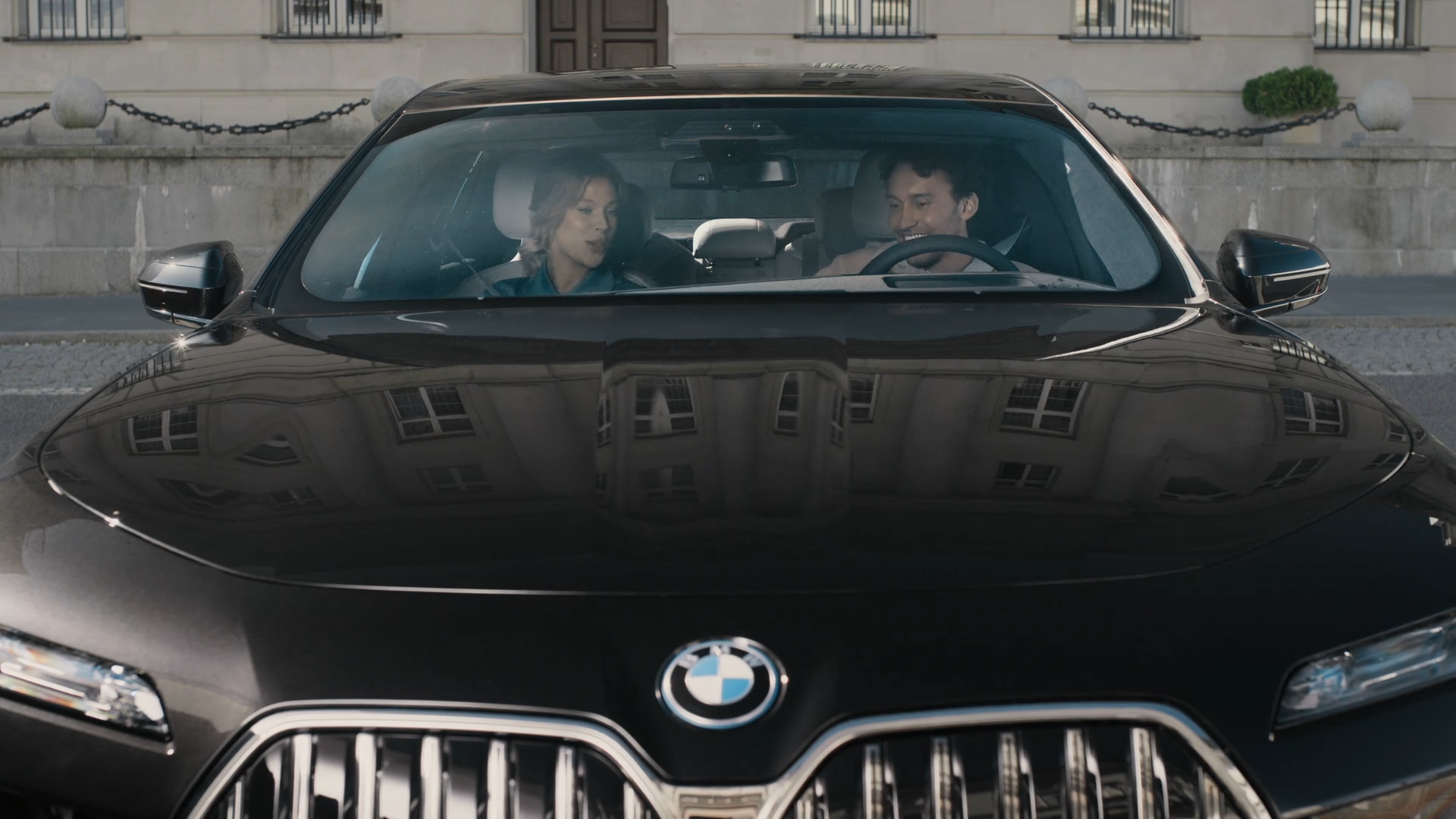 BMW iDrive Разглеждане на забележителности BMW iDrive Challenge Разглеждане на забележителности G70 изглед отпред двама души, гледащи BMW Curved Display
