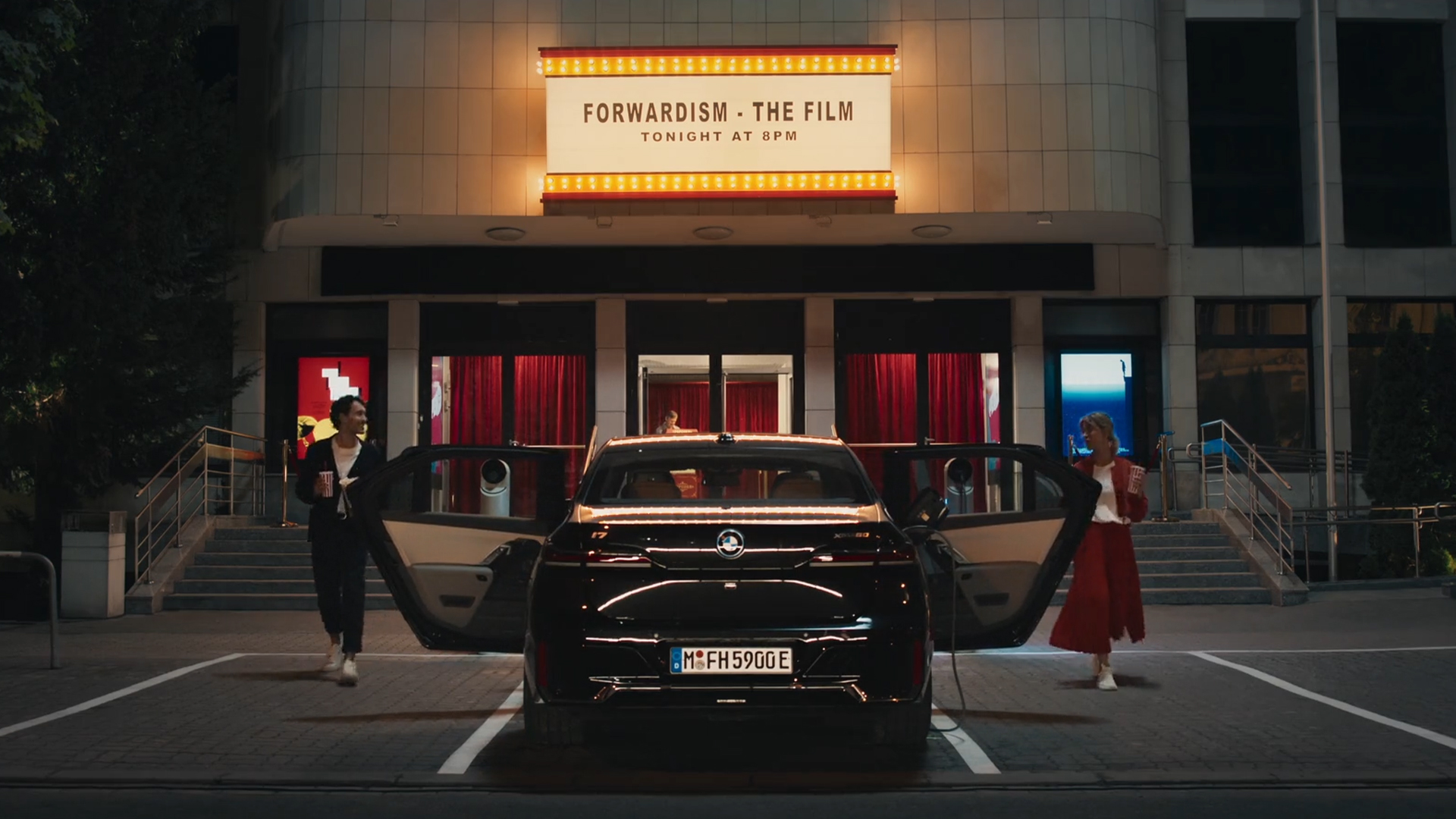 BMW iDrive Challenge кино изживяване. BMW iDrive Challenge кино изживяване изглед отзад пред киното