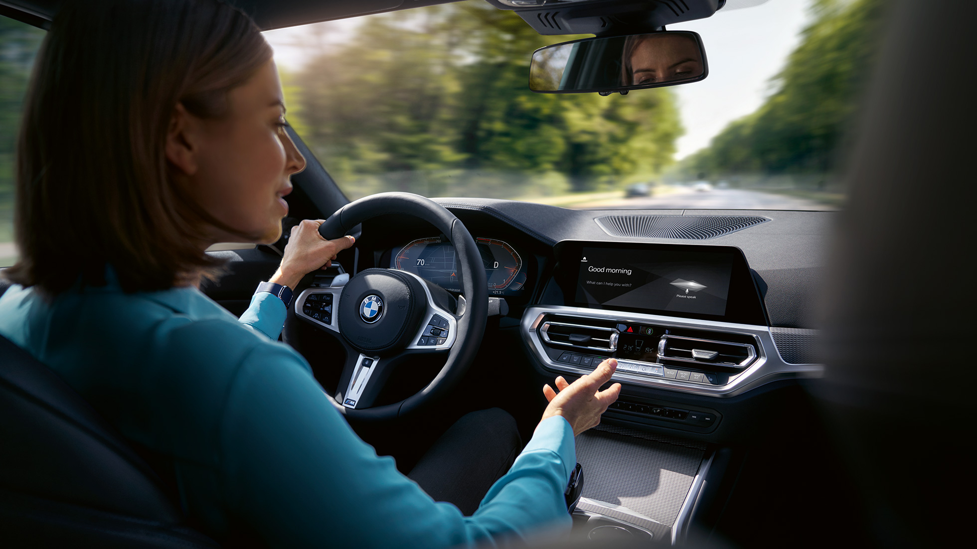 Жена използва Intelligent Personal Assistant в своето BMW Жена използва Intelligent Personal Assistant на BMW ConnectedDrive в своето BMW