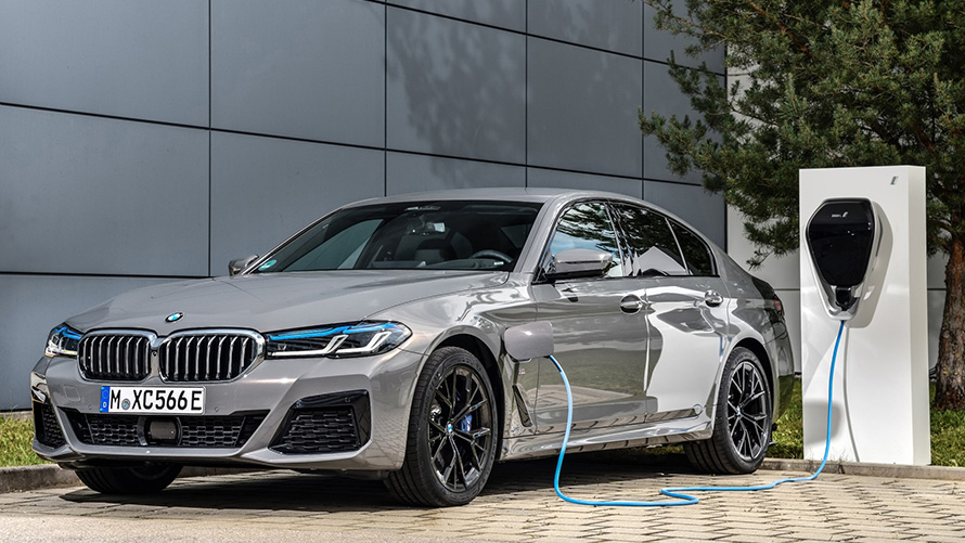 BMW Remote Software Upgrade BMW хибриден автомобил на зарядна станция BMW Remote Software Upgrade BMW хибриден автомобил на зарядна станция три четвърти изглед отпред