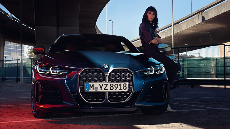 Жена се обляга на BMW Серия 4 Купе Remote Software Upgrade жена се обляга на BMW Серия 4 Купе