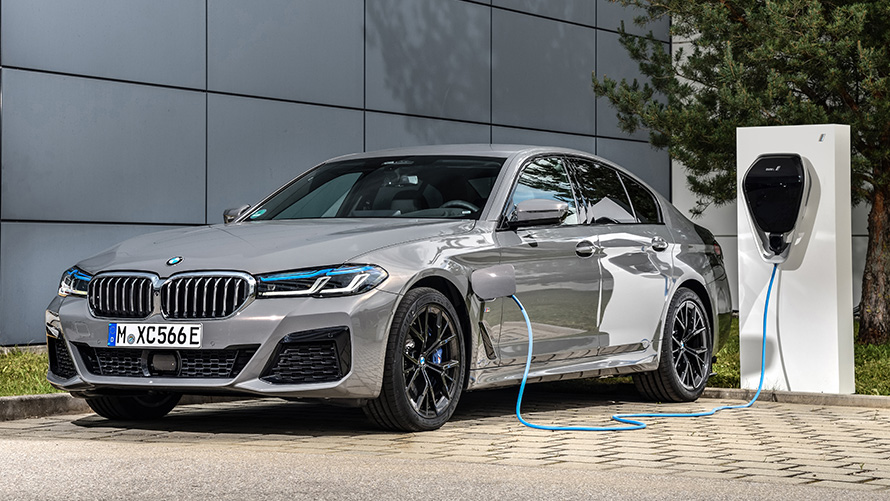 BMW Серия 5 Седан се зарежда на Wallbox Remote Software Upgrade BMW Серия 5 Седан се зарежда на Wallbox