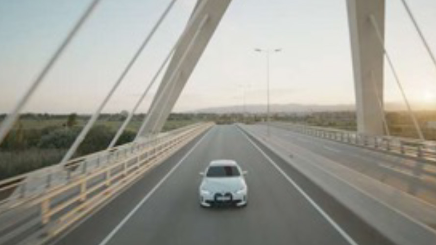 BMW IconicSounds Electric BMW по мост BMW IconicSounds Electric BMW се движи по мост