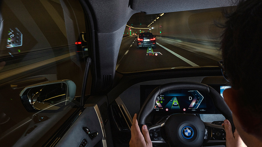 Central Assisted Driving View изобразява актуалната ситуация на пътя Remote Software Upgrade Central Assisted Driving View изобразява актуалната ситуация на пътя