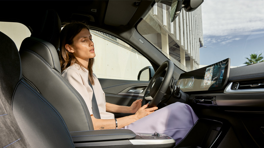 Remote Software Upgrade BMW Drive Recorder Remote Software Upgrade Drive Recorder жена със смартфон пред стена