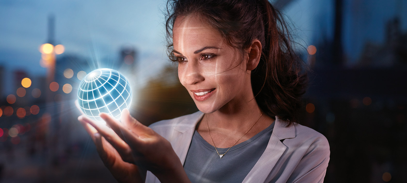 BMW ConnectedDrive Features Жена държи глобус на BMW ConnectedDrive в ръцете си