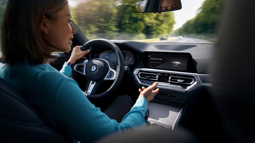 BMW Intelligent Personal Assistant, BMW Car Expert Жена шофира BMW и ползва Car Expert