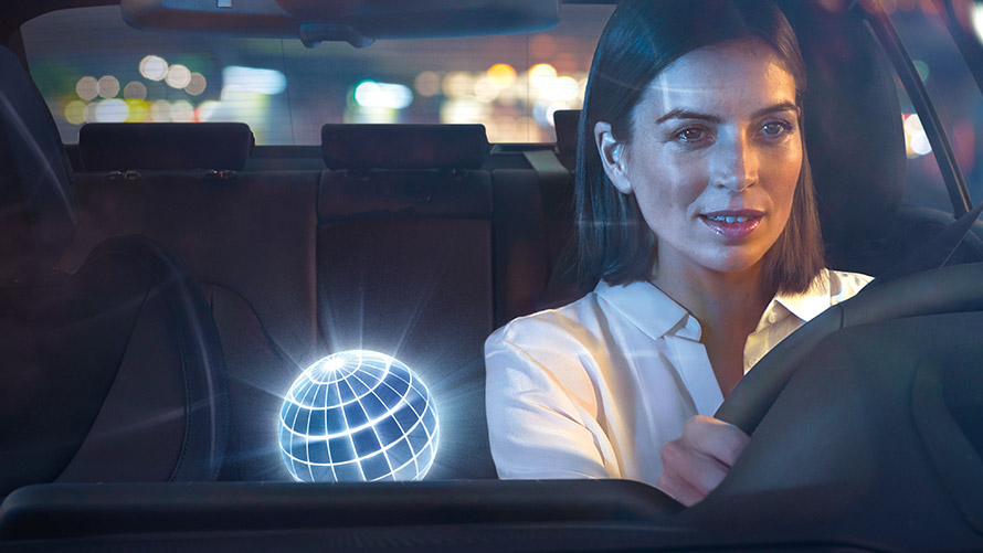 BMW Intelligent Personal Assistant, Natural Interaction Жена шофира BMW на фона на нощта