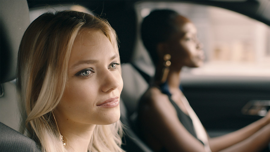 BMW Intelligent Personal Assistant, In-Car Experiences Две жени се возят в BMW и ползват In-Car Experiences