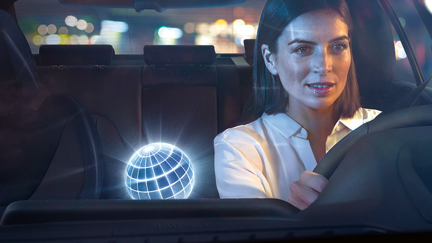 BMW Intelligent Personal Assistant Жена шофира BMW на фона на нощта