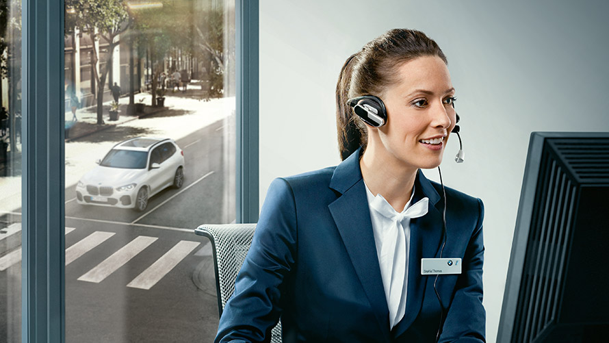 Concierge Services Concierge Services: сътрудничка на BMW със слушалки пред монитор