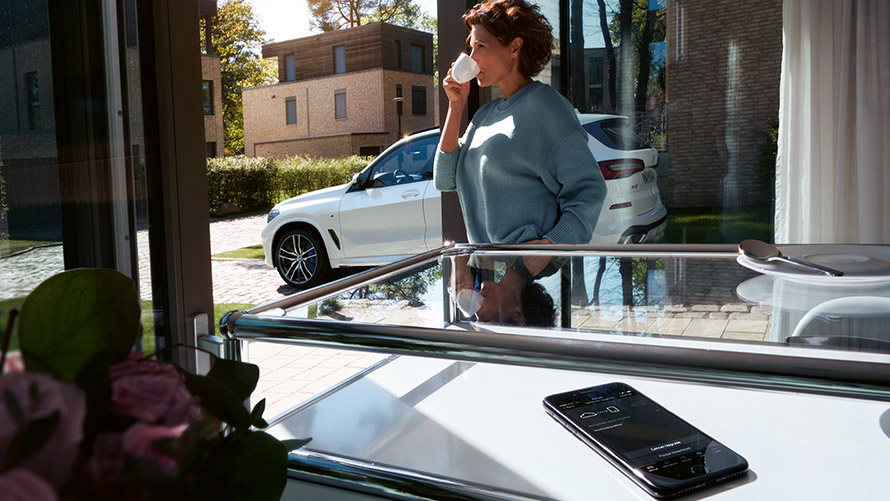 Remote Software Upgrade мъж в BMW, използващ контролния дисплей Remote Software Upgrade мъж в BMW, използващ контролния дисплей
