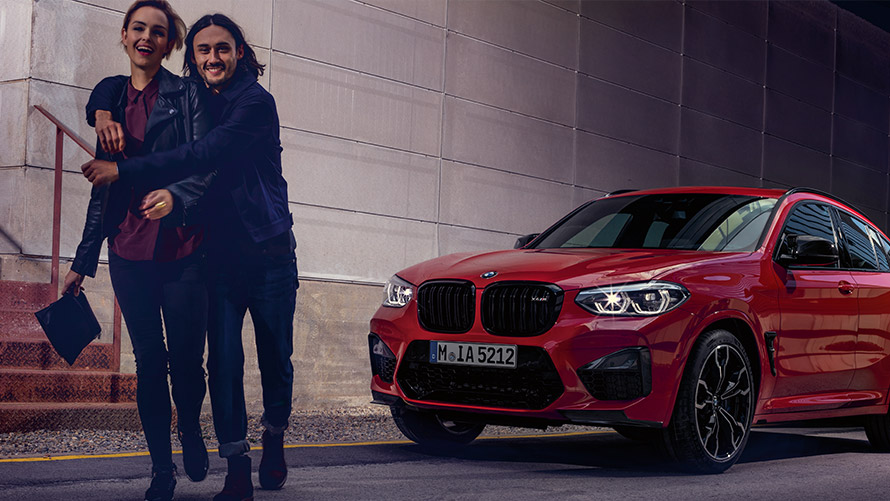 Мъж и жена се усмихват пред BMW BMW Финансови услуги BMW Лизинг Мъж и жена се усмихват пред BMW