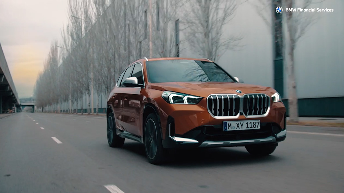 Двойка до BMW от перспектива птичи поглед BMW Финансови услуги BMW Лизинг Двойка до BMW от перспектива птичи поглед