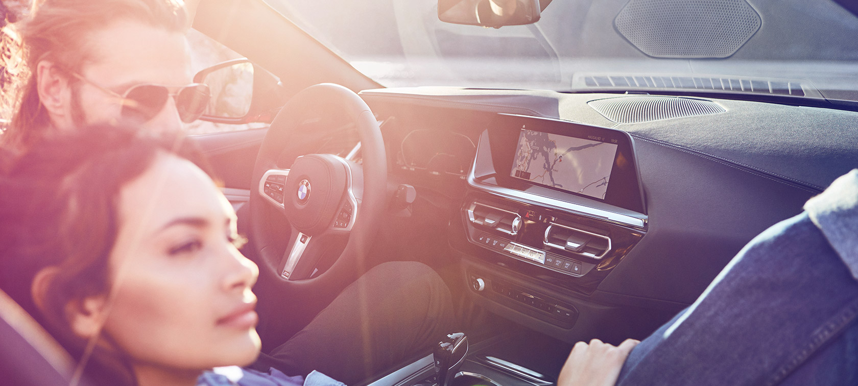Жена и мъж седят в BMW BMW Финансови услуги Жена и мъж седят в BMW