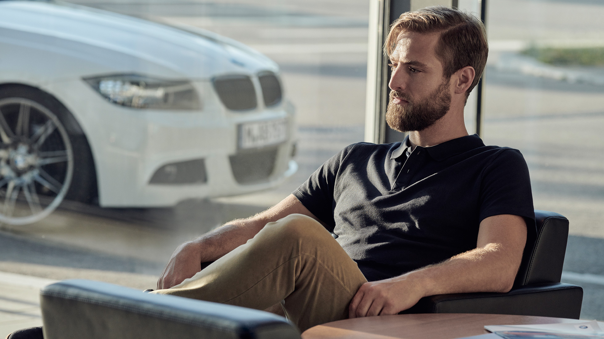 BMW Сервиз BMW Service Inclusive BMW Сервиз BMW Service Inclusive мъж седи спокойно при дилър на BMW