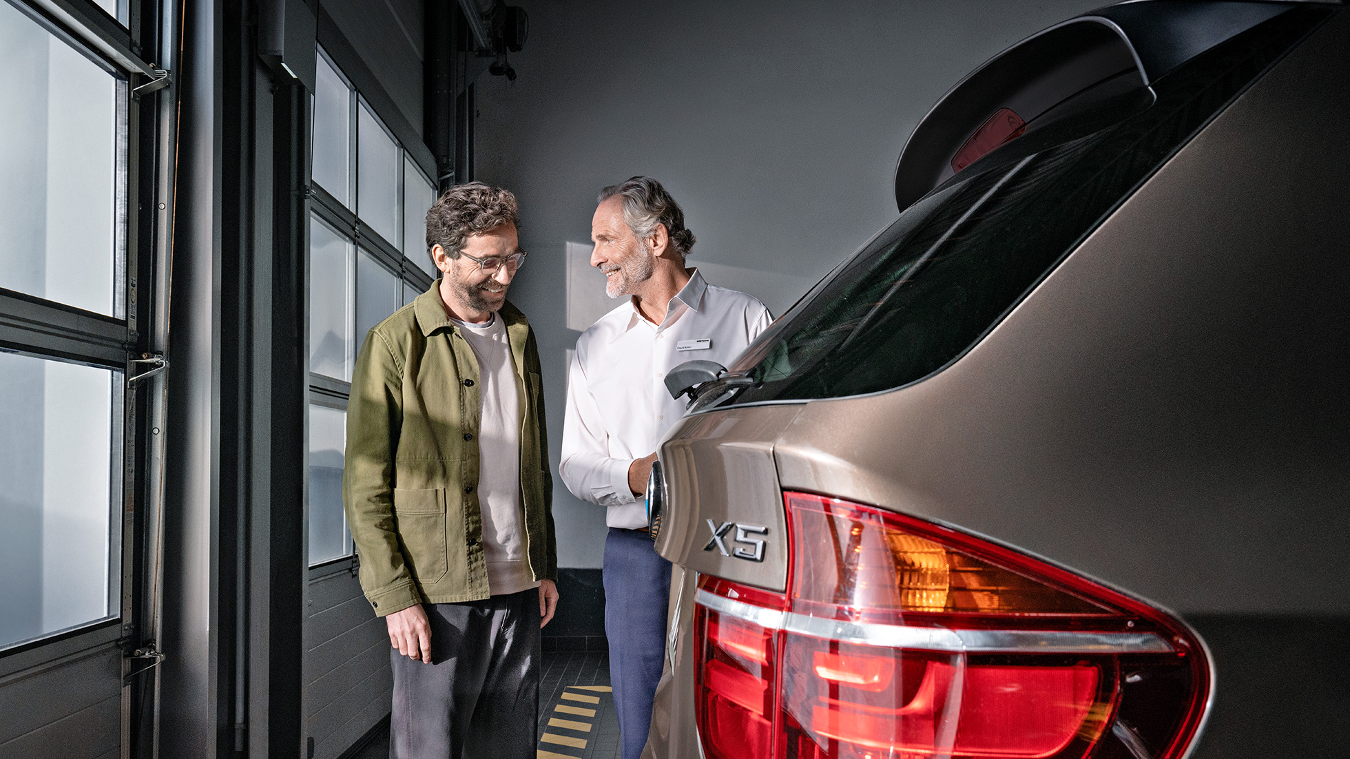 BMW Сервиз BMW Value Service BMW Сервиз BMW Value Service мъж при BMW партньор