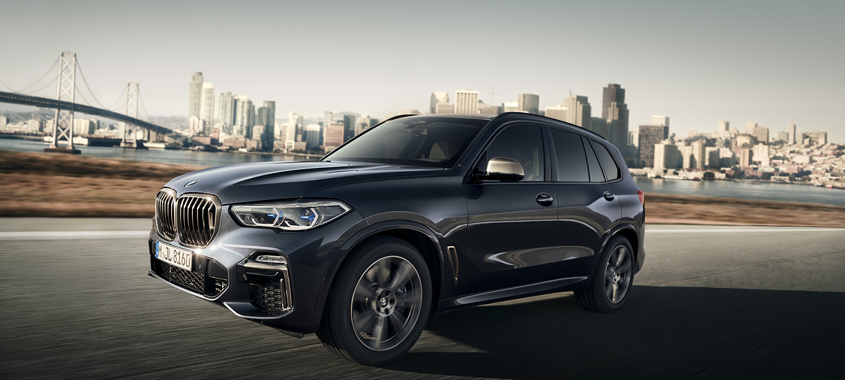 BMW Бронирани автомобили Преимуществата за вас BMW Бронирани автомобили Преимуществата за вас BMW се движи по улица