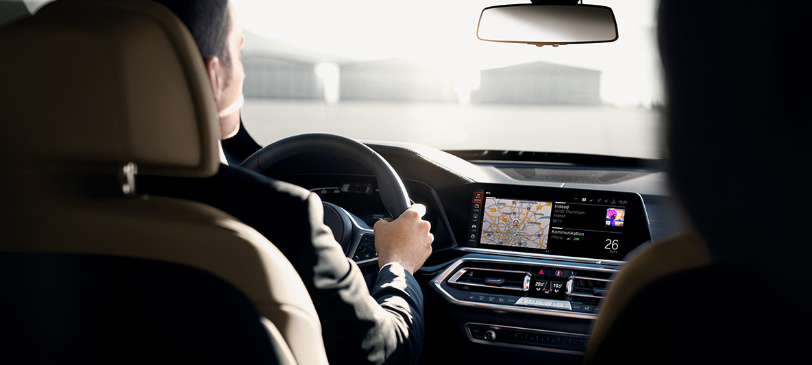 BMW Бронирани автомобили Обучение на водачи Интериор BMW Бронирани автомобили Обучение на водачи Интериор Мъж управлява BMW