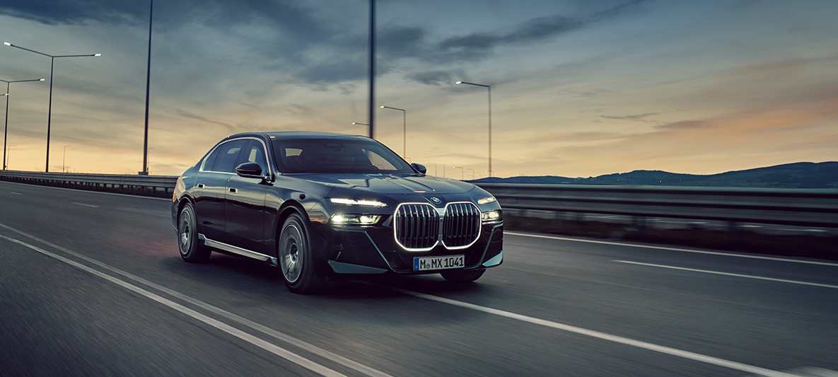 BMW Бронирани автомобили обучение на водачи BMW Бронирани автомобили Обучение на водачи три четвърти изглед отпред BMW се движи по шосе