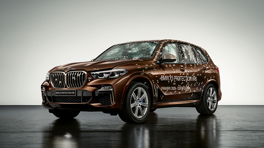BMW Бронирани автомобили BMW X5 Protection VR6 с повреди BMW Бронирани автомобили BMW X5 Protection VR6 три четвърти изглед отпред с повреди