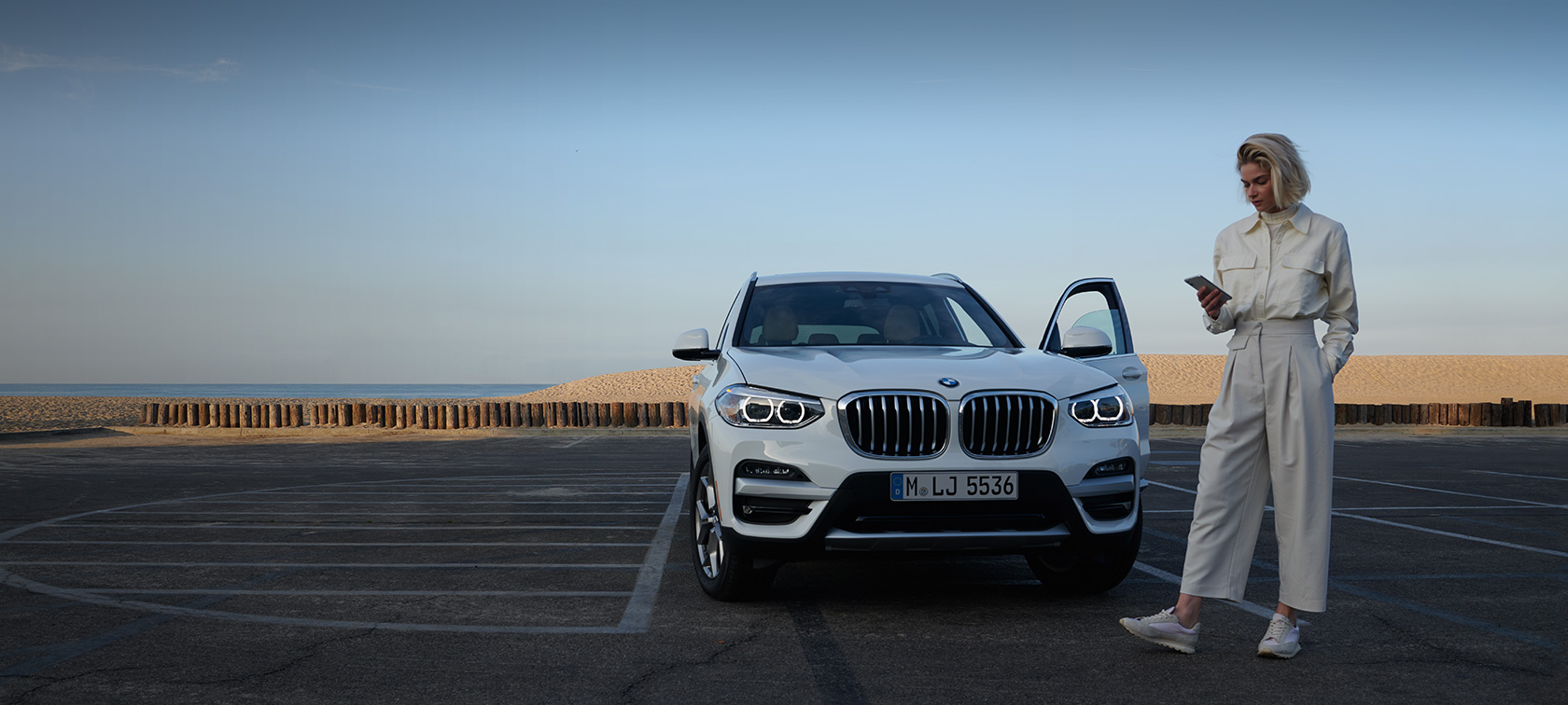 My BMW App жена със смартфон My BMW App жена със смартфон